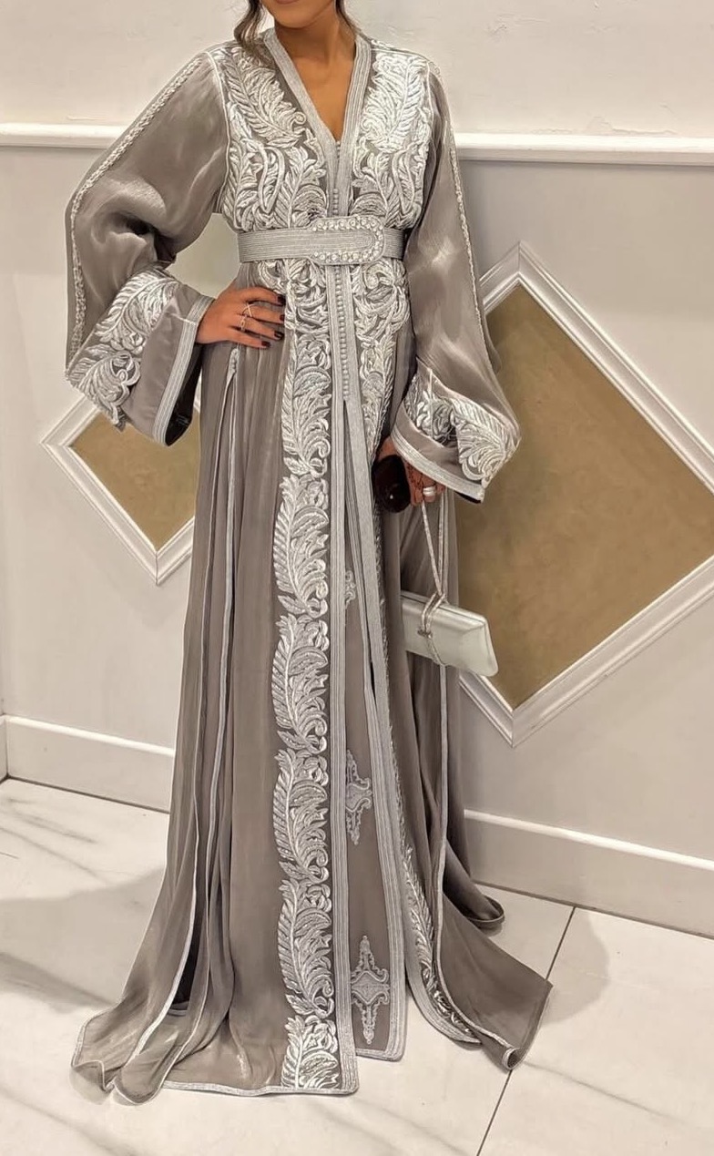 Parelgrijze organza caftan met zilverwit bladborduursel en sleep